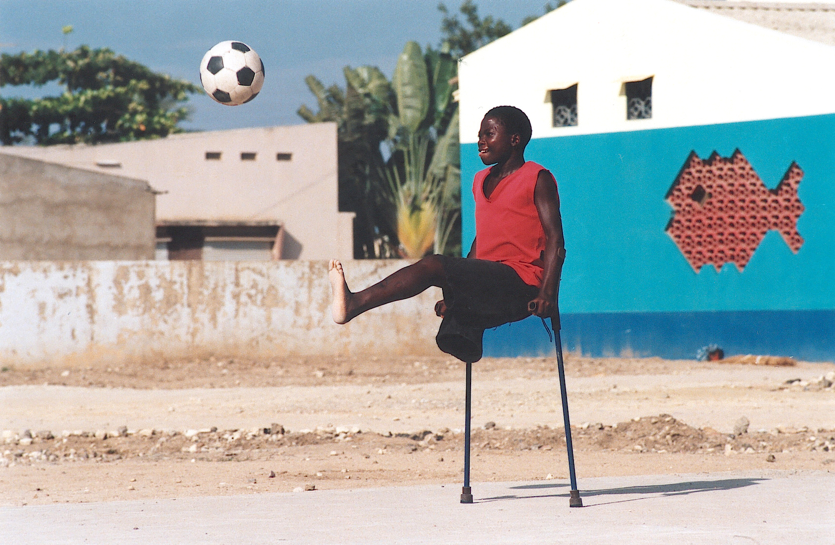 garçon, des béquilles, ballon de foot