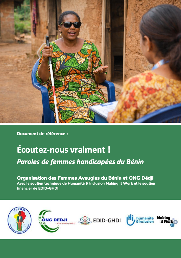 Une femme aveugle assise qui parle