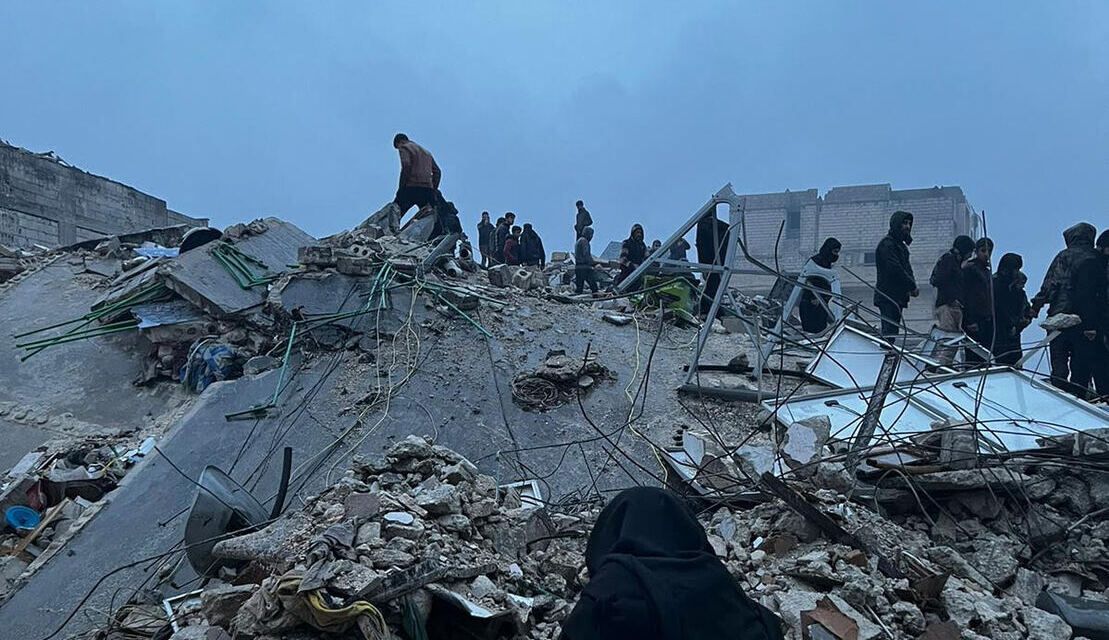 Devant un bâtiment détruit par le tremblement de terre | © Partenaire de HI au nord de la Syrie