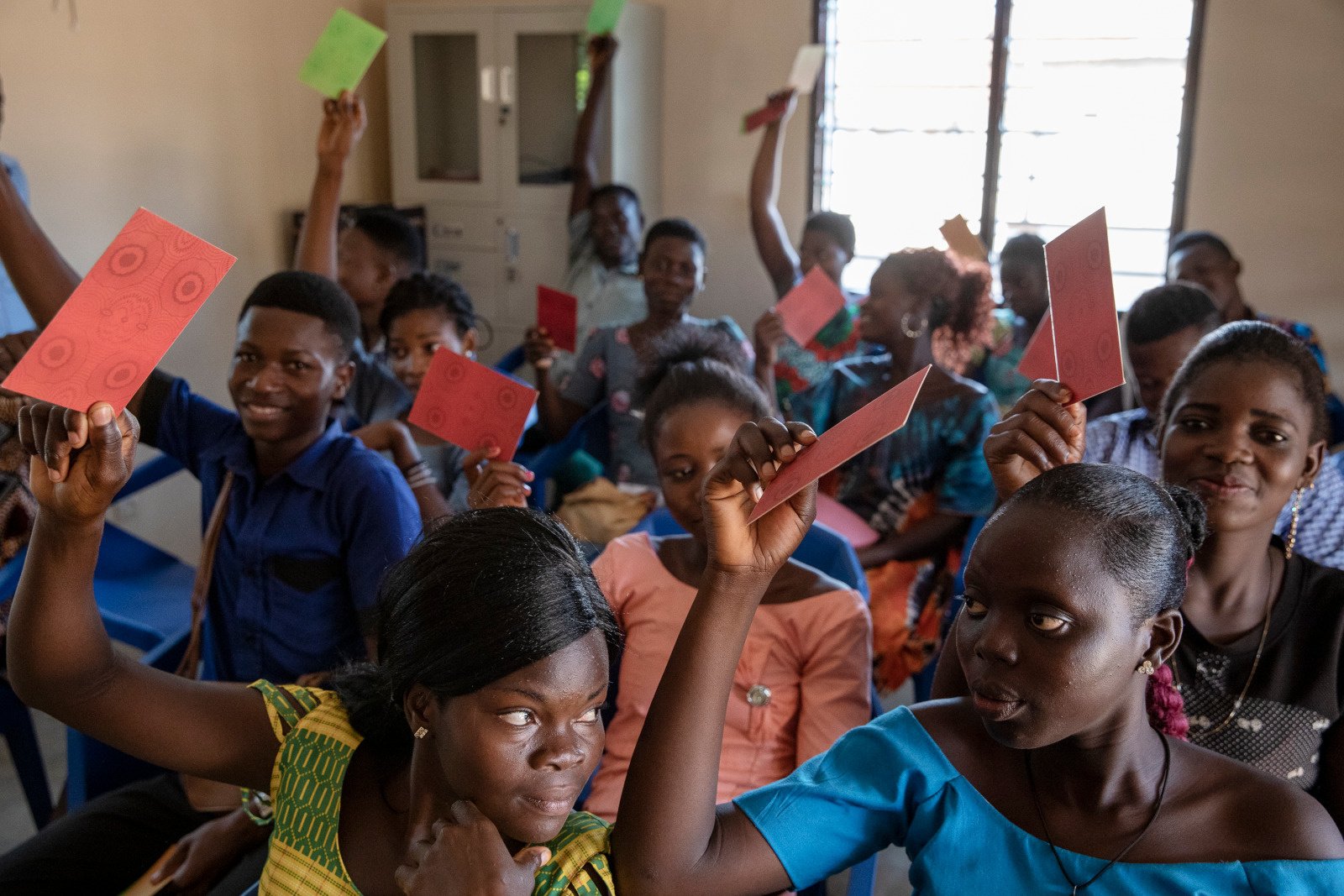 Atelier éducatif auprès des jeunes au centre d'écoute et d'accueil mis en place par HI à Aklakou, au Togo