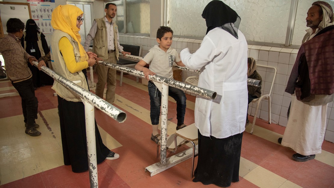 Séance de rééducation pour Yasser, 12 ans, en présence d'Aiman Al Mutawaki, kinésithérapeute, et Samah Zabara, travailleuse psycho-sociale; au centre de Sana'a. Le petit garçon a perdu sa jambe dans le bombardement qui a tué son père