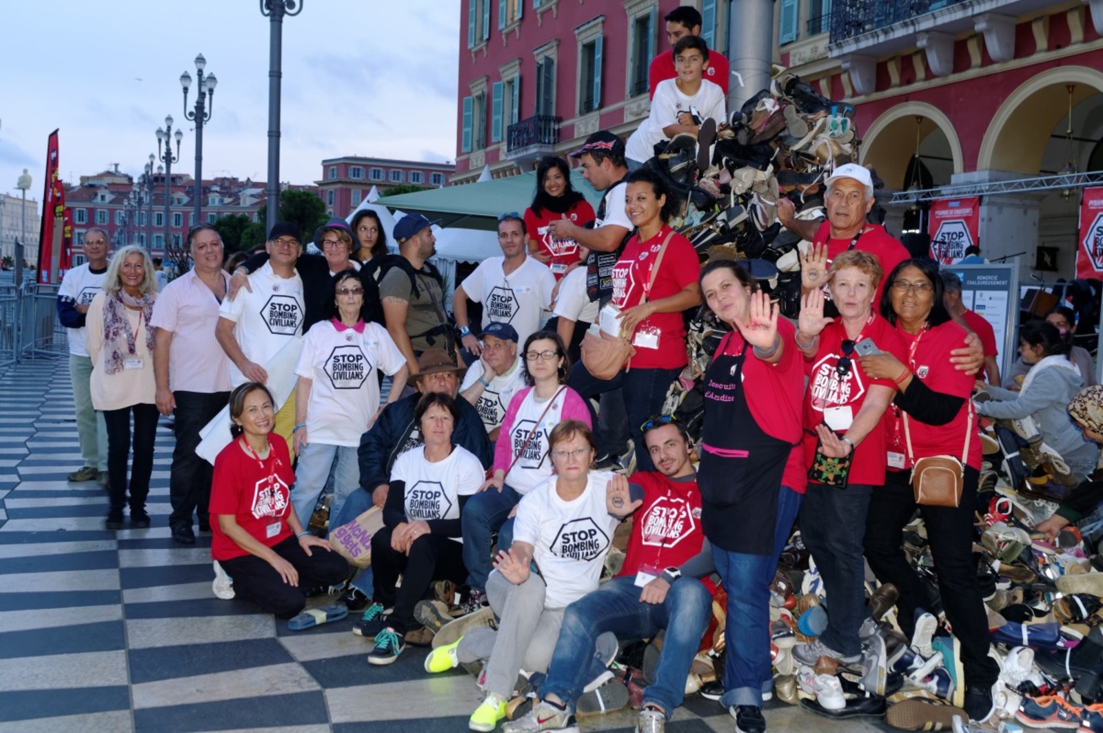 Supporter teams of HI in the street