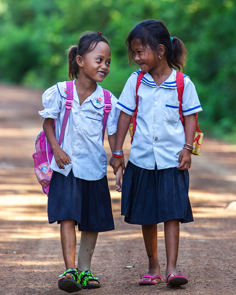 Channa, 7 ans, avec une camarade de classe sur le chemin de l'ecole 