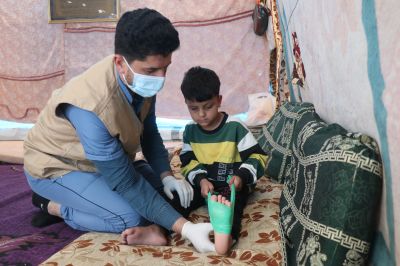 Ayham doing his muscle strengthening exercises at the Drakoush rehabilitation centre © HI