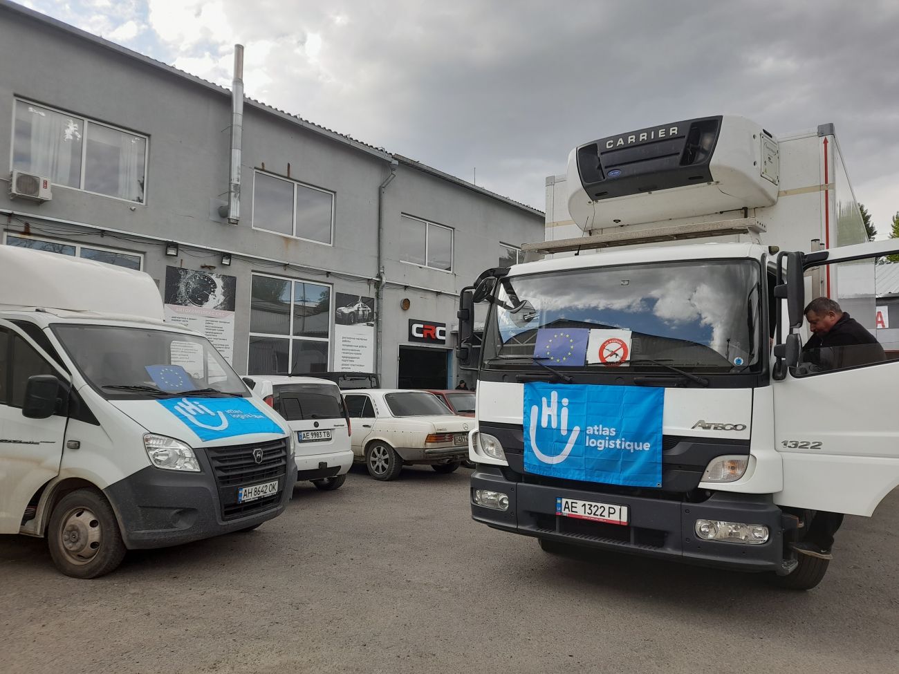 Camions de transport logistique de HI en Ukraine. © HI