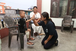 Prabin et Ambika se réjouissent après la pose de la nouvelle prothèse. © A.Thapa / HI