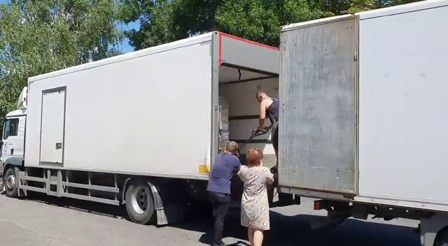 The "kiss" to move goods between two trucks in Ivanivske. © HI