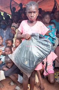 Aminata a reçu un kit scolaire complet pour lui permettre d’aller à l’école. © S. Maiga / HI