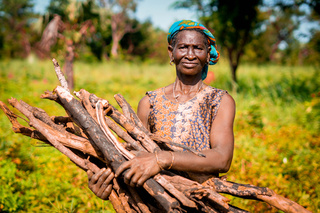 This woman returned to the village a year ago and wants to rebuild her parents' house. © A. Faye / HI