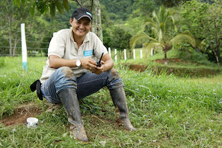 Marta, sur le site de déminage de la municipalité de Vista Hermosa en 2017, Colombie. © J. M. Vargas / HI