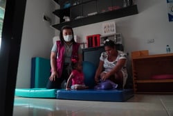 Milagros in HI’s facilities with Yordanis (left) and Gregory Josefina (right). © J. M. Vargas / HI