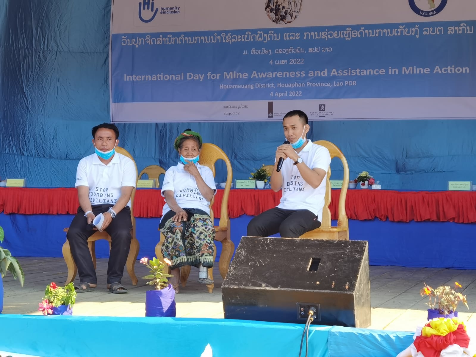  Mme Chanh est au milieu de la photo) sur la scène où elle partage son expérience et son histoire lors de la Journée internationale de sensibilisation aux mines et d'assistance à la lutte antimines à Houameuang le 4 avril 2022.