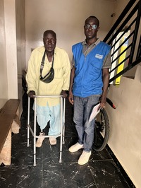 Cheikh Tidiane Ngom 75 years old, learning to walk with his prosthesis. © N. F. Boye / HI