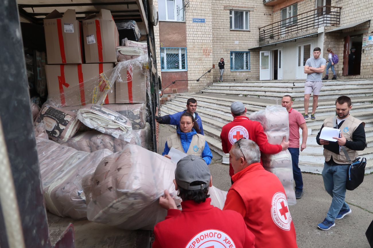 Le personnel de HI et les volontaires de la Croix-Rouge ukrainienne livrent des fournitures à un centre collectif à Tchernivtsi. © HI