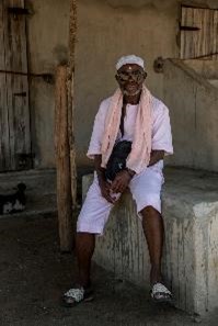 Johnson Jean Apanh, 67 ans, chef traditionnel Etro Kpetodeka (vaudou) et membre du comité de sensibilisation de HI à Agouégan. © A. Surprenant / MYOP / HI