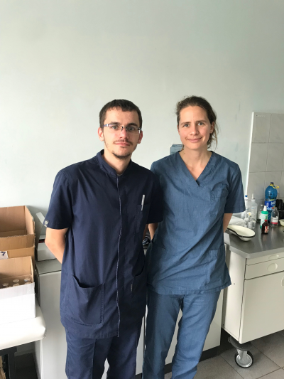 Rostyk (à gauche), assistant en kinésithérapie en Ukraine, et Violette (à droite), responsable de la réadaptation d'urgence de HI