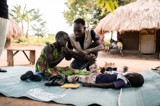 Paul, Esther et Kennedy, en train de faire des exercices de kiné en juin 2023 © Crolle Agency / HI