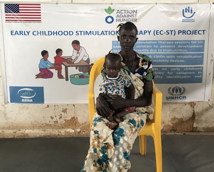 Nyayual et Pal au centre de réadaptation de HI pour la thérapie de stimulation de la petite enfance.