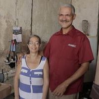 Pedro et sa femme dans la tapisserie familiale, à Santiago de Cuba.