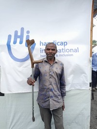 Jean Bahati montre sa nouvelle béquille. © S. Lazzarino / HI
