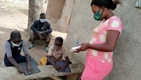 Soutien pédagogique de l'enseignante itinérante aux jumeaux, à leur domicile. © HI