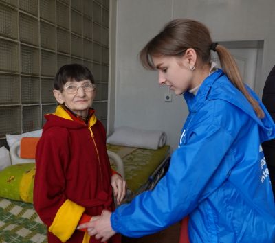 Tamara Artamonova, déplacée interne de Bakhmut, bénéficiaire de la réhabilitation elle est avec la spécialiste de la réadaptation HI Maria Topka. © O.Marikutsa / HI