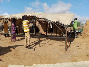 Des abris d’urgence sont installés par HI pour les familles sinistrées. © A. M. Anassou Garba / HI