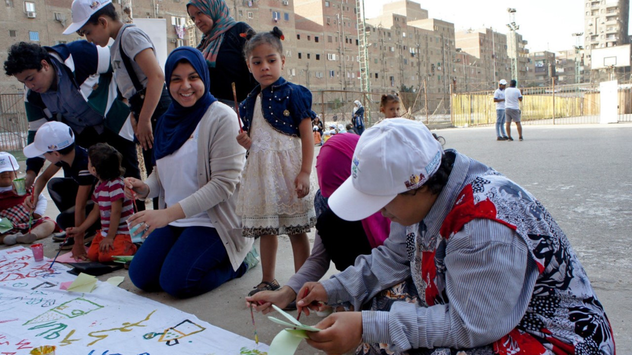 Des enfants dessinent une banderole
