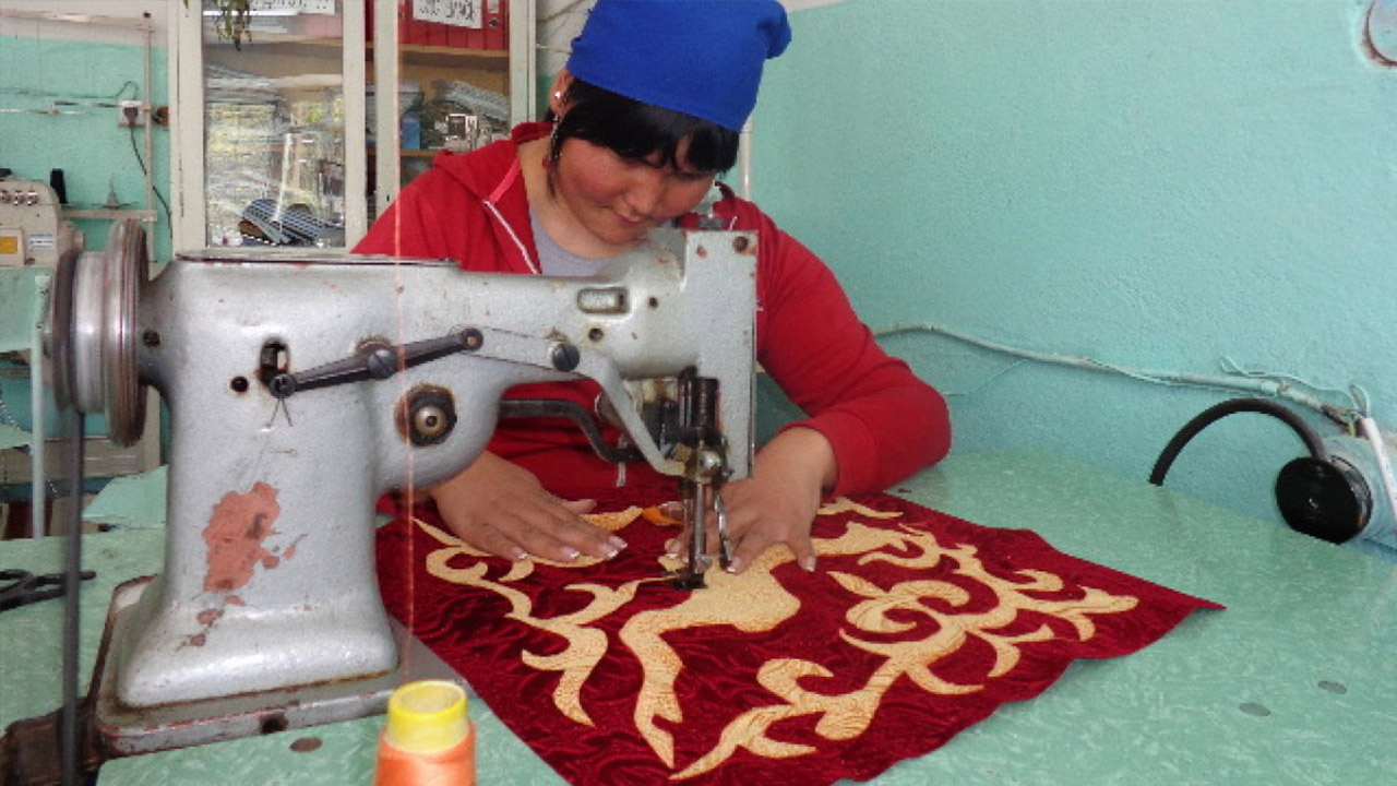 HI Kirghizistan. Cours de couture dispensé dans le cadre du programme de formation professionnelle
