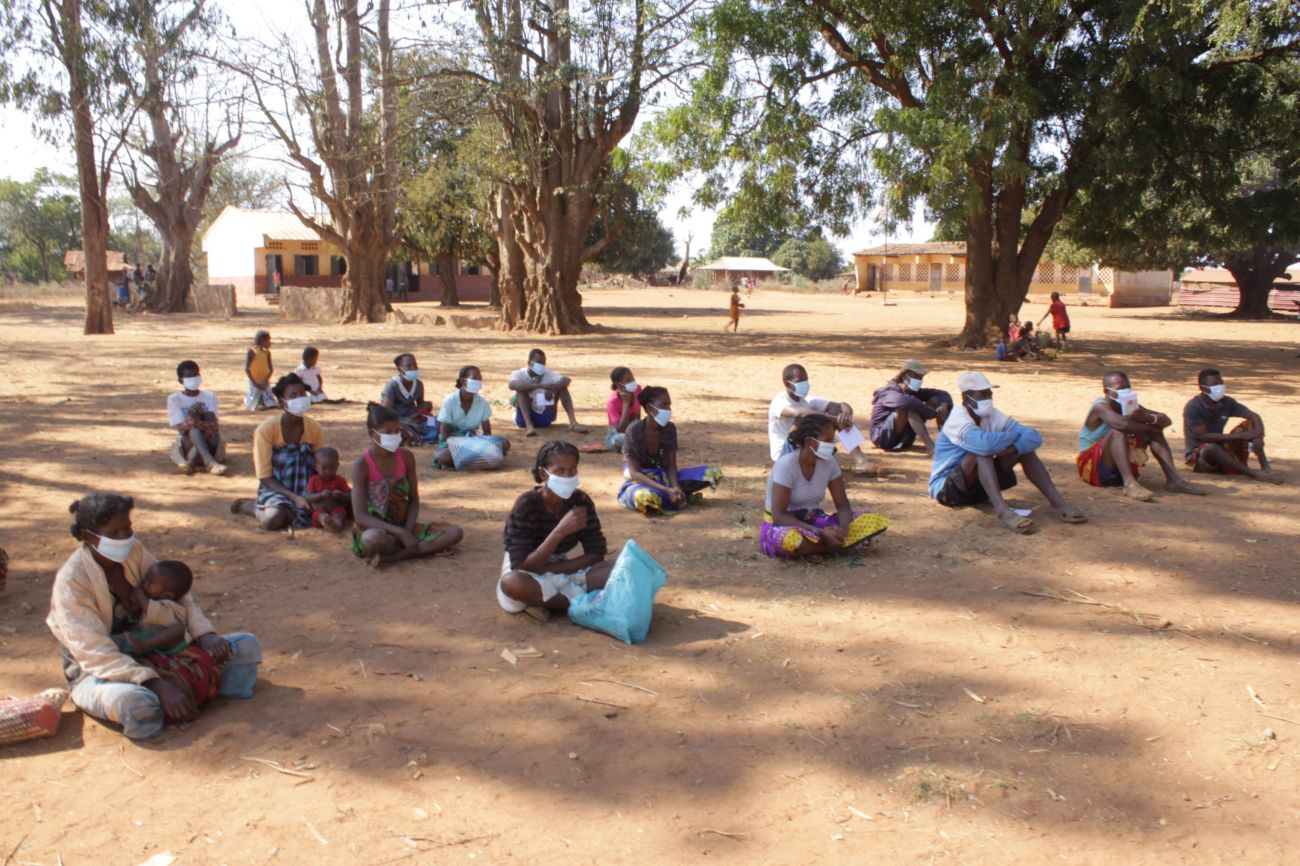 Les familles à Tuléar, touchée par la sécheresse, attend les distributions de nourriture de HI. © HI