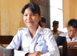 Srey Neang Saisok, âgée de 13 ans, étudie en classe de cinquième dans l’école de son village de Ta Theav, dans la province de Kampong Thom, au centre du Cambodge.  