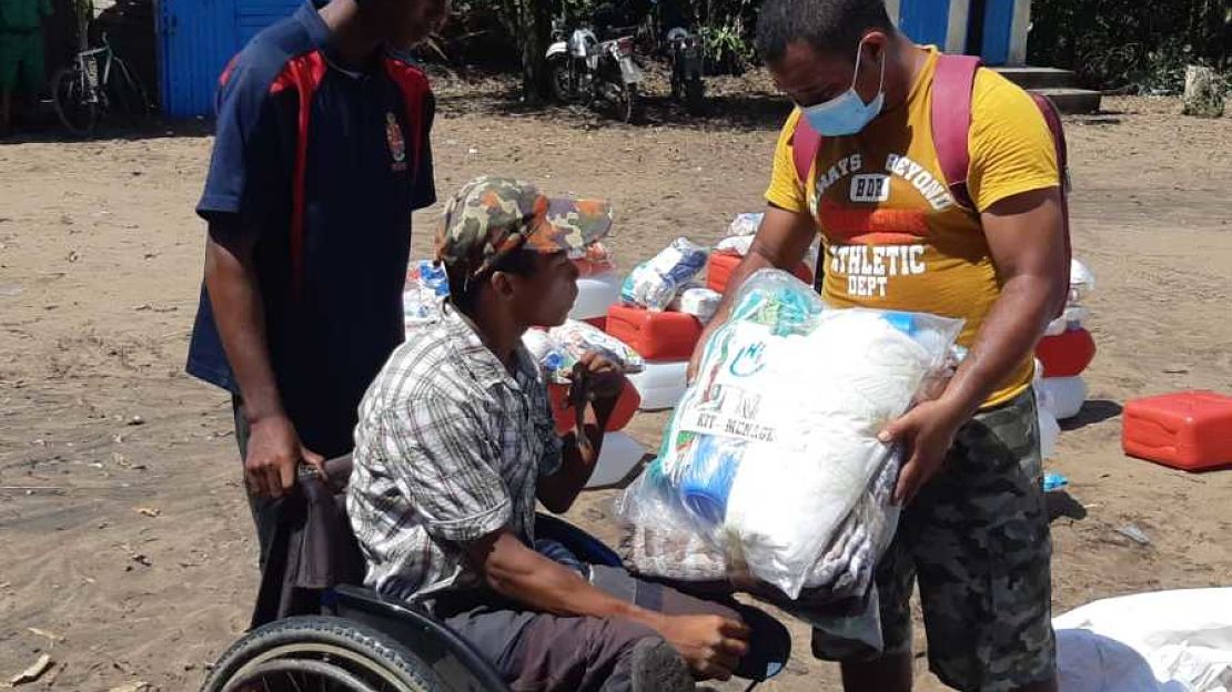 Entre le passage du cyclone Batsirai et celui du cyclone Emnati, les équipes de HI distribuent des kits d’urgence aux populations affectés et aux personnes en situation de handicap.