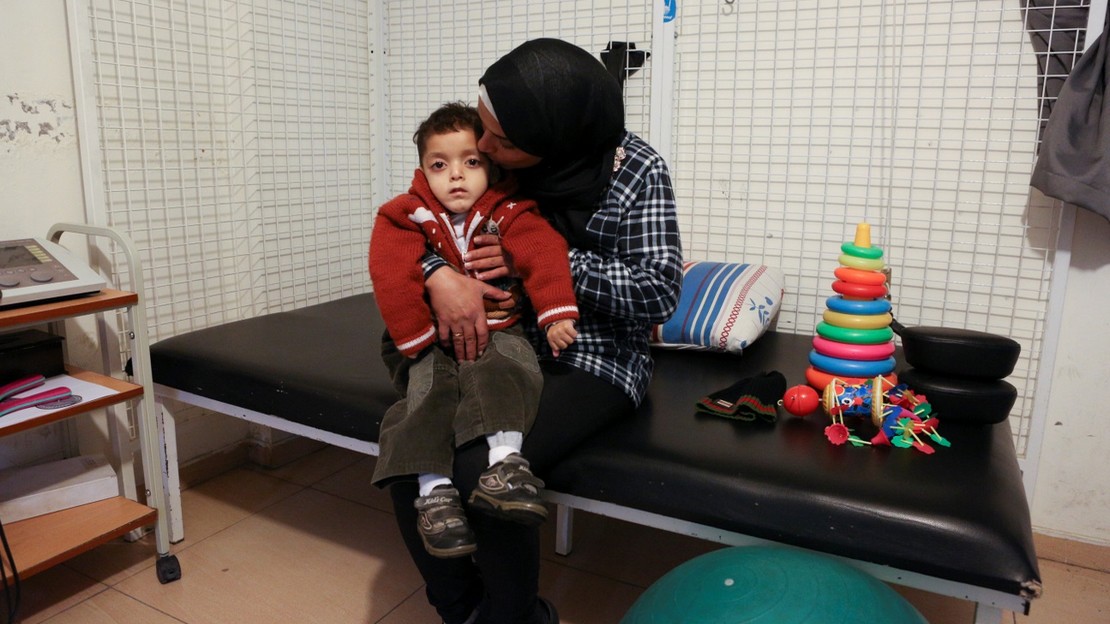 Abdel Kareem, 5ans, avec sa mère au centre de réhabilitation Mousawat 