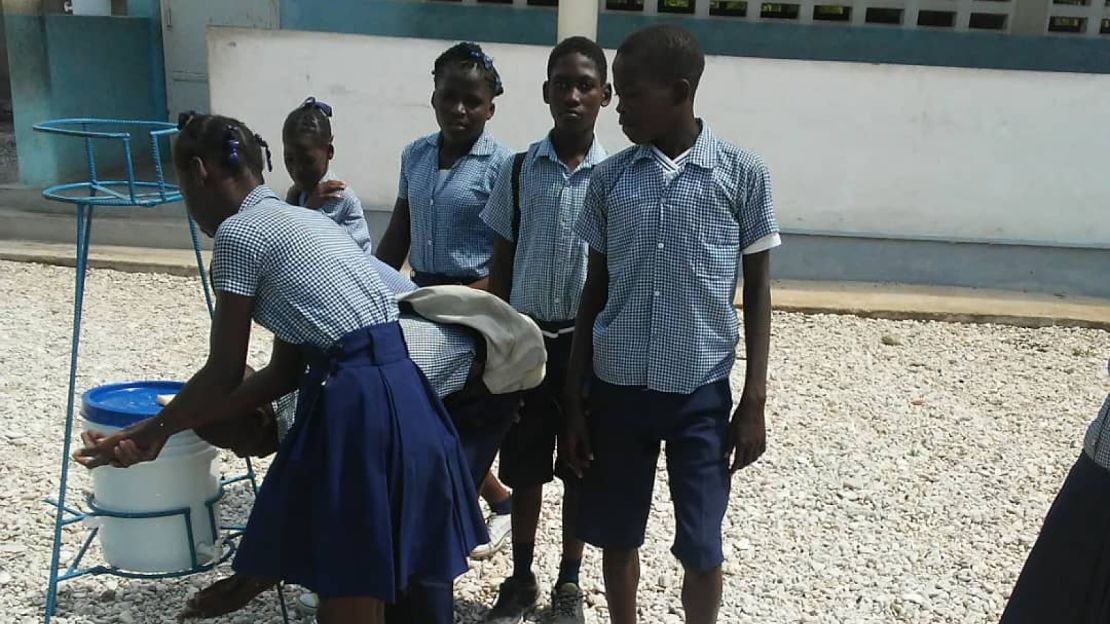 Students at a secondary school in southeast Haiti wash their hands after an awareness-raising session organised by its response partner, RANIPH (Réseau Associatif National pour l’Intégration des Personnes Handicapées). FAIRE FACE à la COVID-19 project:  Promoting the inclusion, health and resilience of families and communities worst affected by Covid-19, funded by the UN Central Emergency Relief Fund (CERF), with the support of the International Organisation for Migration (IOM) as grants manager. December 2020.