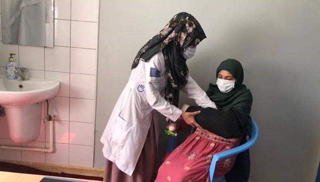 Une patiente lors d'une séance de réadaptation au centre de Kandahar