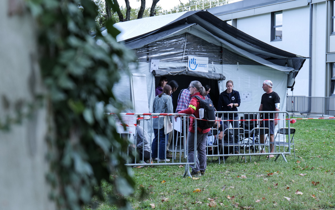 Un service de réadaptation sous tente a été installé afin de recréer les conditions d’une prise en charge de patients en ambulatoire par HI après un séisme 