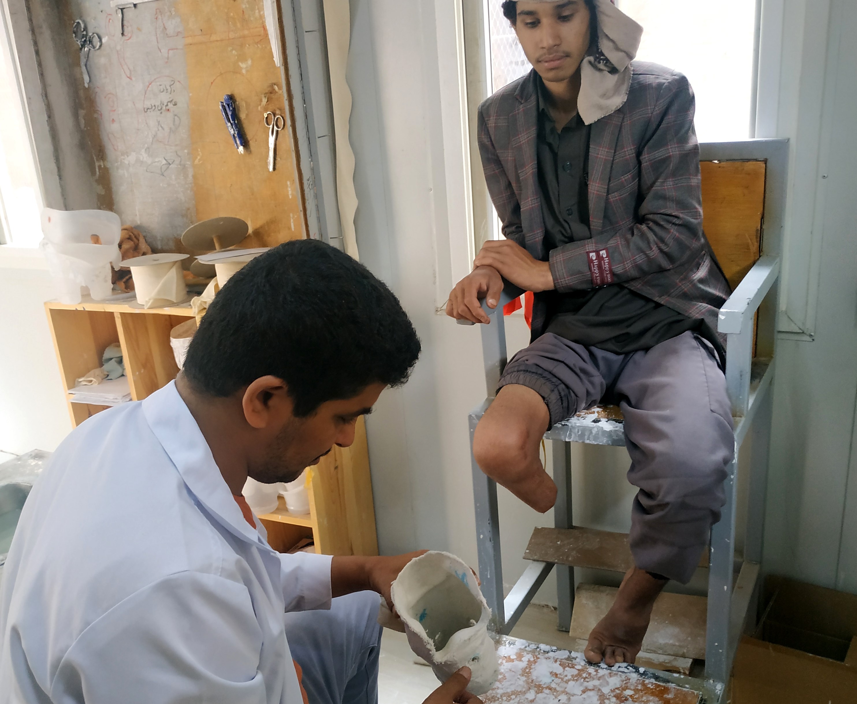 Abdel avec un kinésithérapeute de Hi lors d'une session de suivie de sa prothèse 