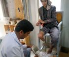 Abdel avec un kinésithérapeute de Hi lors d'une session de suivie de sa prothèse 