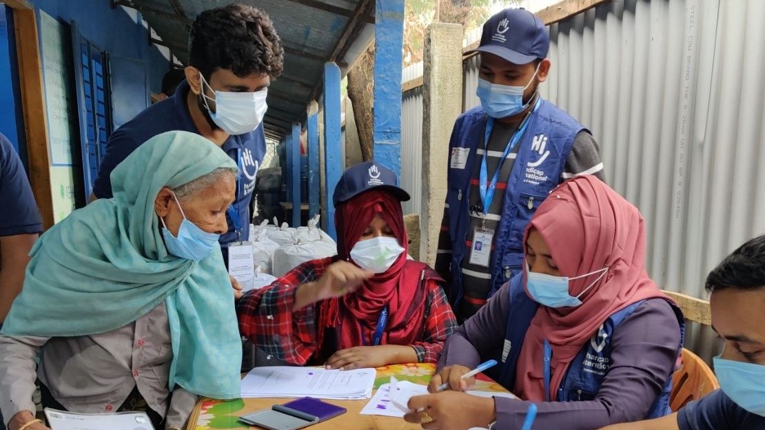 Distribution de kits par HI (savons, vaisselle, etc.) aux réfugiés rohingyas affectés par un incendie qui a détruit 500 abris dans le camp de réfugiés de Nayapara le 14 janvier. 