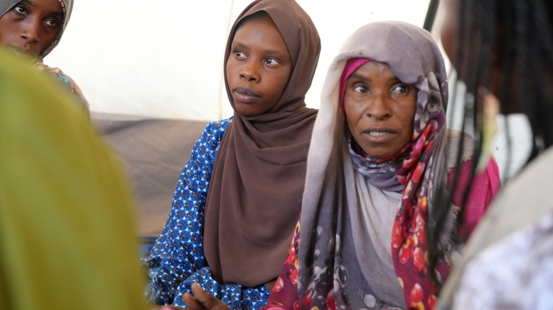 Deux femmes échangent et écoutent leur paires.