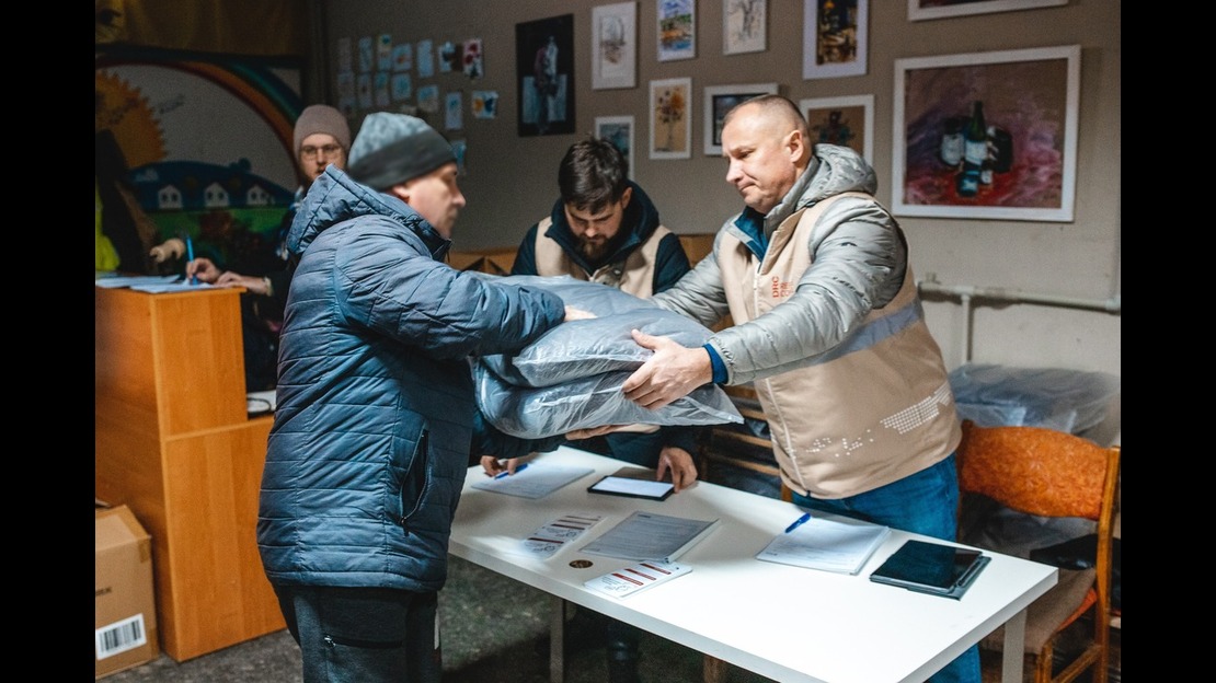 Les équipes du Conseil danois pour les réfugiés distribuent des couvertures thermiques à la population affectée de Dnipro ©DRC 