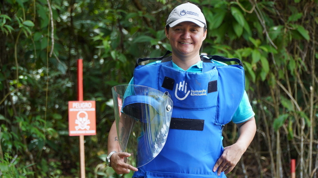 Marta Quintero en tenue de démineuse dans la région de Chaparral, en septembre 2022.