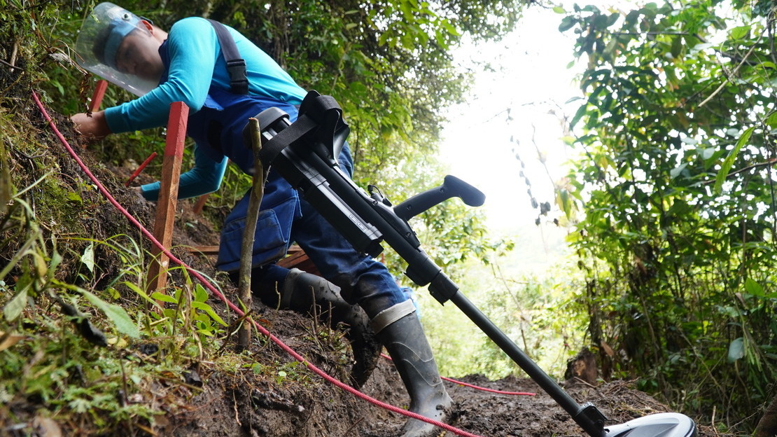 Un démineur travaille dans la zone de Chaparral, où les équipes doivent régulièrement faire face à des inondations, des éboulements ou des glissements de terrain.