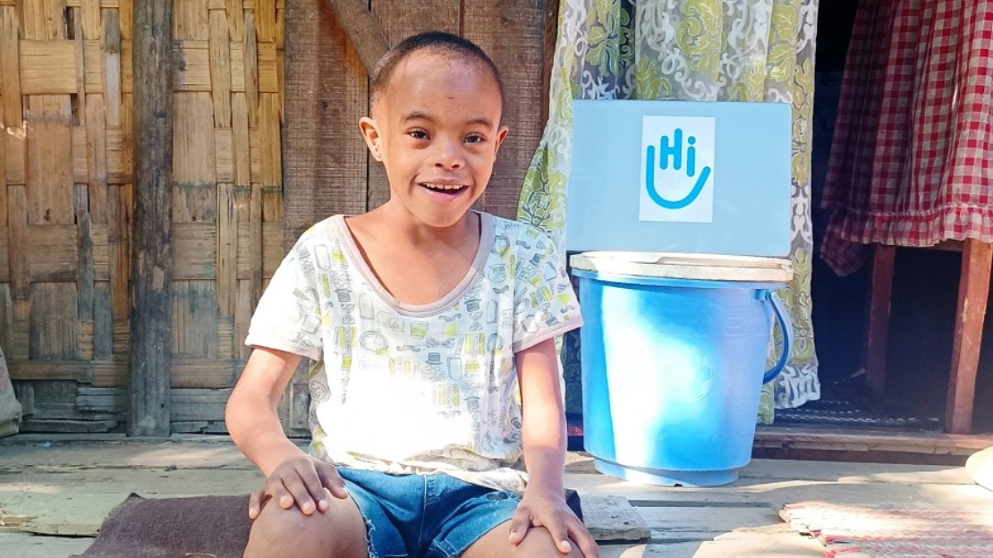 Donga, âgé de 10 ans, vit dans la banlieue d’Analanjirofo à Madagascar. 