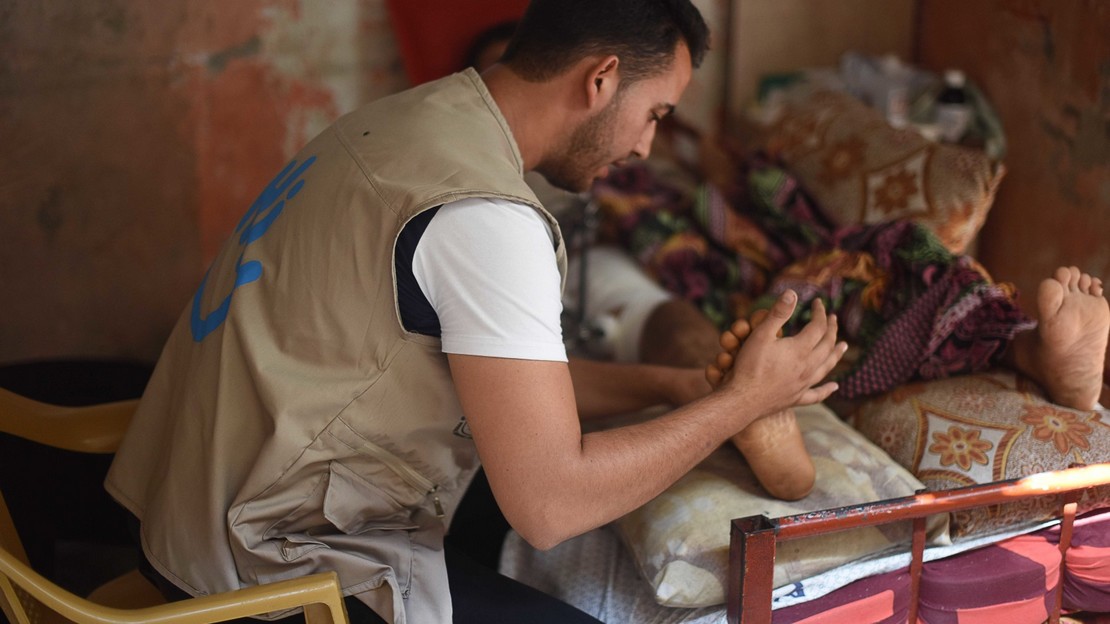 Un professionnel de la réadaptation de HI s'occupe d'un blessé à Gaza, 2018