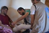 Un physiothérapeuthe de HI auprès d'un patient 