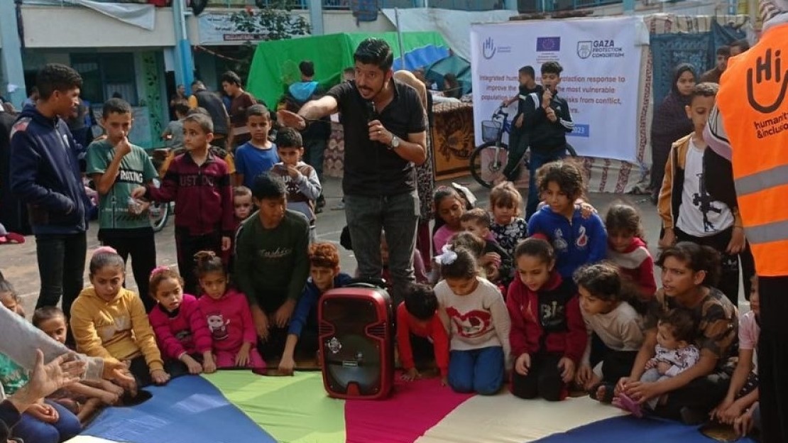 Les bénévoles de HI organisent des activités récréatives pour les enfants déplacés dans un abri collectif au sud de Gaza 
