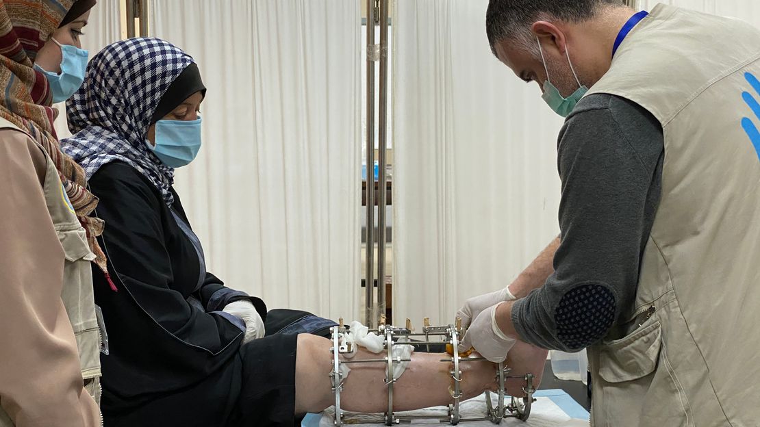 Le personnel de HI soigne la blessure d'une femme blessée à Gaza en 2020.