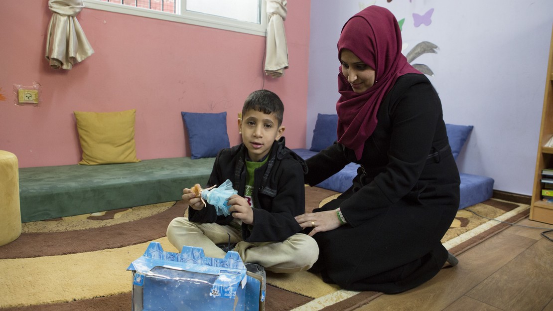 Helem, et son fils Ahmad, dans la salle de ressources de l’école 