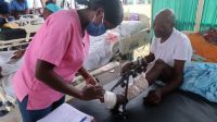 Hôpital OFATMA, aux Cayes. Oscar est victime du tremblement de terre